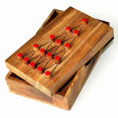 Last Fighter Box Large - Solitaire Strategiespiel aus Holz in Dreiecksform für 1 Person