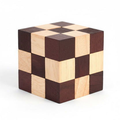 Woodtastic Snake Cube Level Box M, a wooden puzzle with alternating dark and light wood cubes forming a checkerboard pattern.